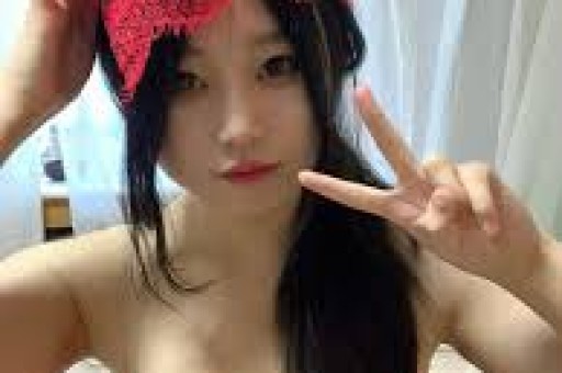 母亲节当天娱乐圈爆三件大事：黄一鸣被闺蜜背刺锋芝恋被传复合小玥儿点赞后爸引发热议